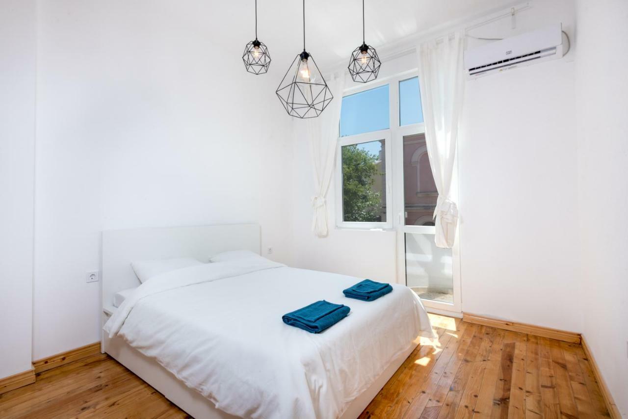 The White Apartment - Bogoridi Main Street 부르가스 외부 사진